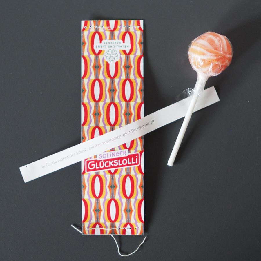 In jedes Lollipapier ist ein Glückstext eingenäht.
